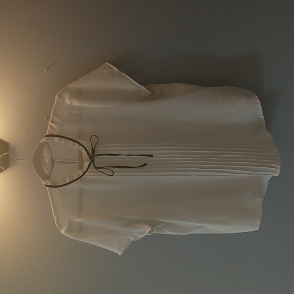 Short sleeve tie-neck blouse